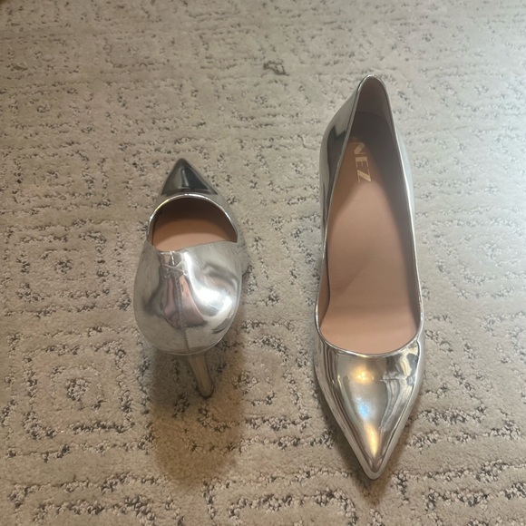 Inez Alta Silver Metallic Heels - Picture 3 of 7